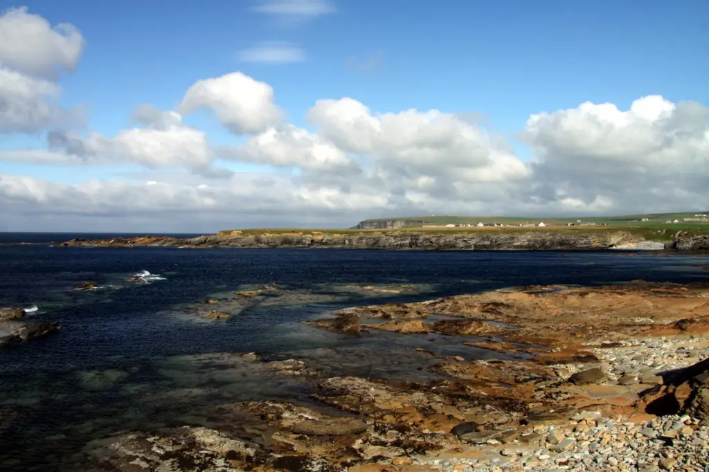 Coasts_of_the_Orkney_Island_near_Birsay_in_summer_2012_(5)