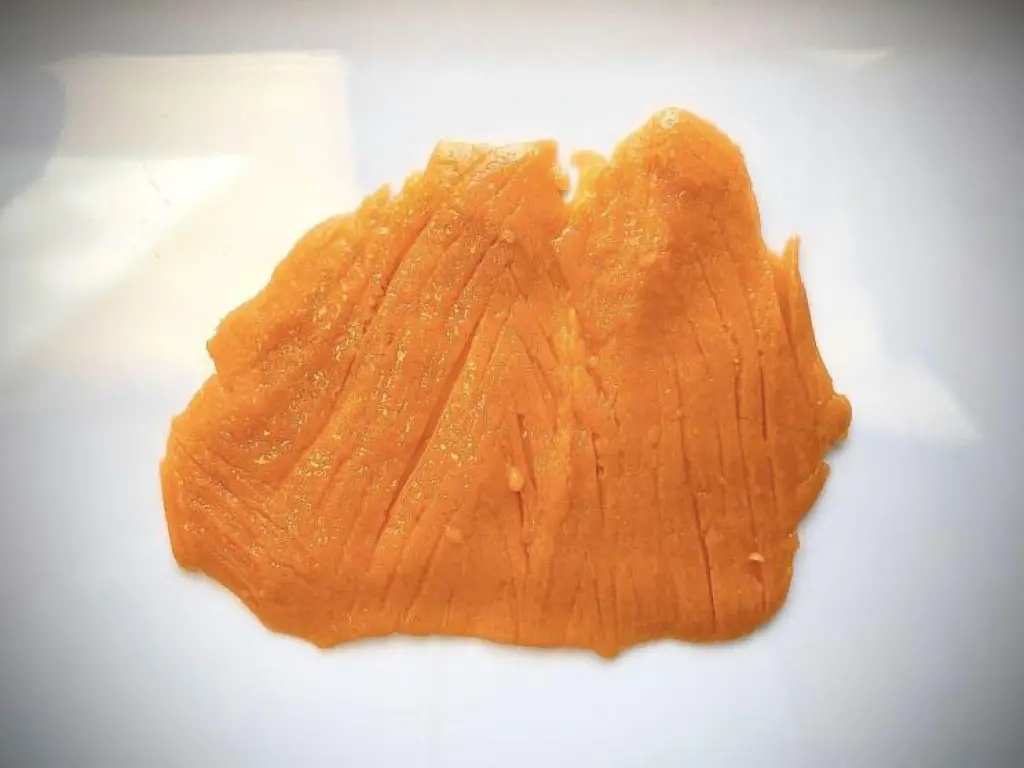 Algae-based smoked salmon substitute