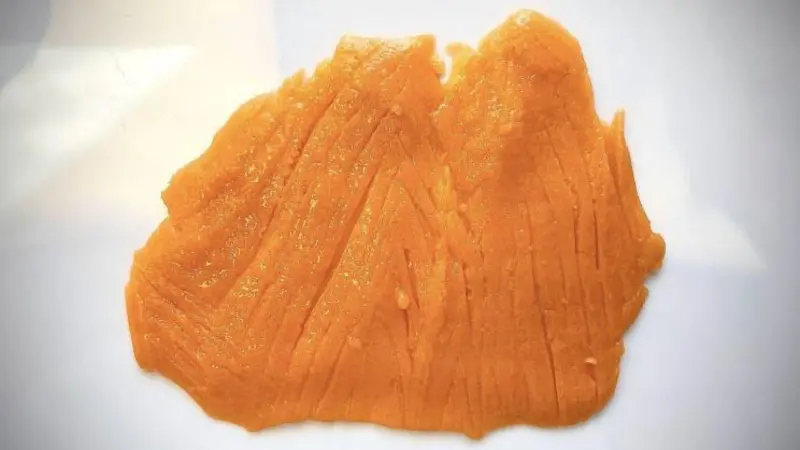 Algae-based smoked salmon substitute