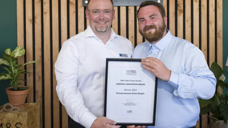 (l-r) Scallastle farm manager Michael Keenan with husbandry colleague Sam Wright