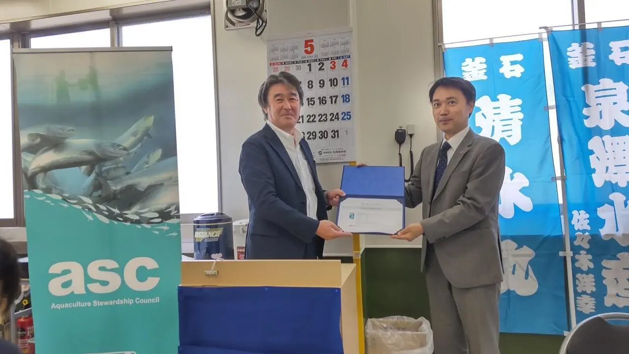 President Hiroshi Izumisawa with Amita at the presentation ceremony