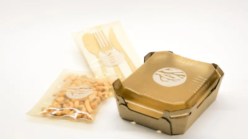 B'ZEOS sachet with thermoformed tray - seaweed-based packaging