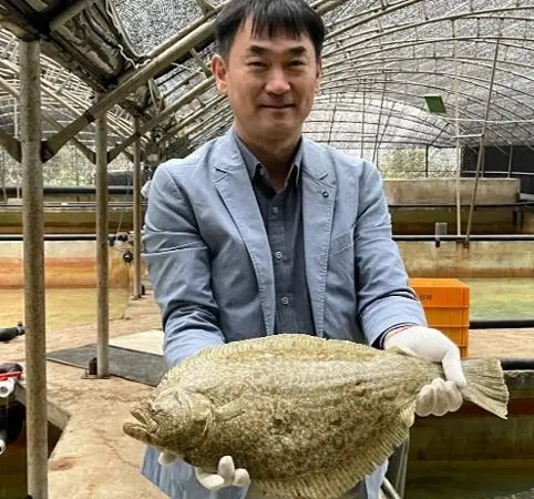 ASC Korea General Manager Martin Lee holding an olive founder