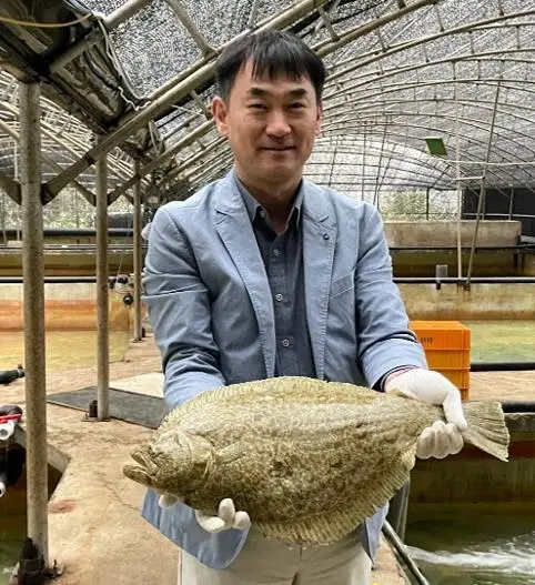 ASC Korea General Manager Martin Lee holding an olive founder