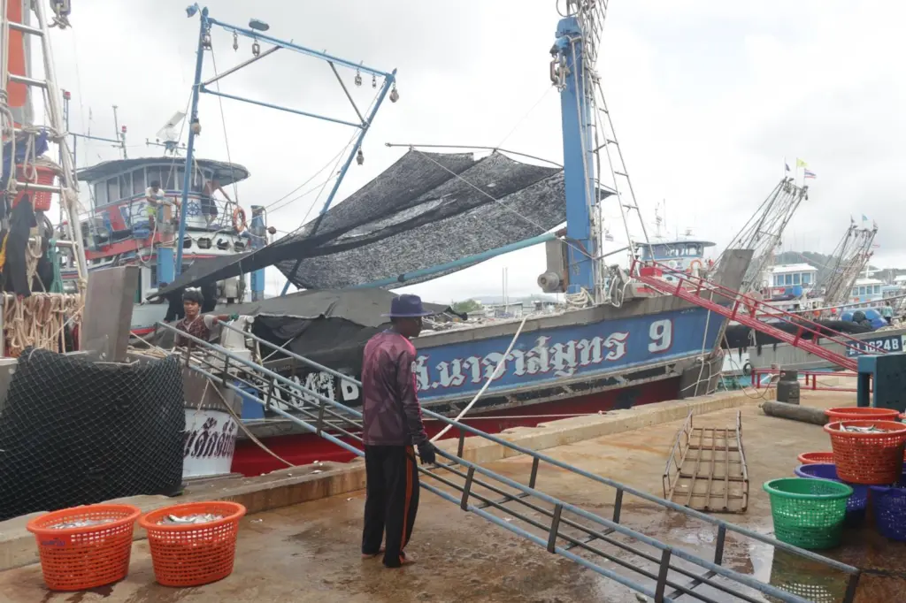 The image shows a Thai fishing vessel on the quayside