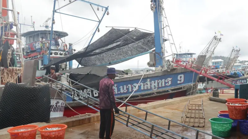 The image shows a Thai fishing vessel on the quayside