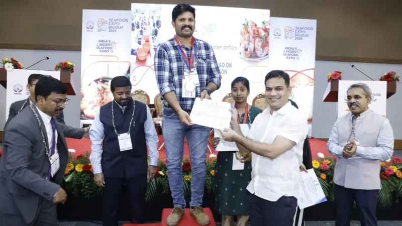 Shri Hibi Eden, MP & authority member at MPEDA, handing over the certificate to Thanseer K R of Abad Foods Malipuram, the winner of the first-ever National Skill Olympiad