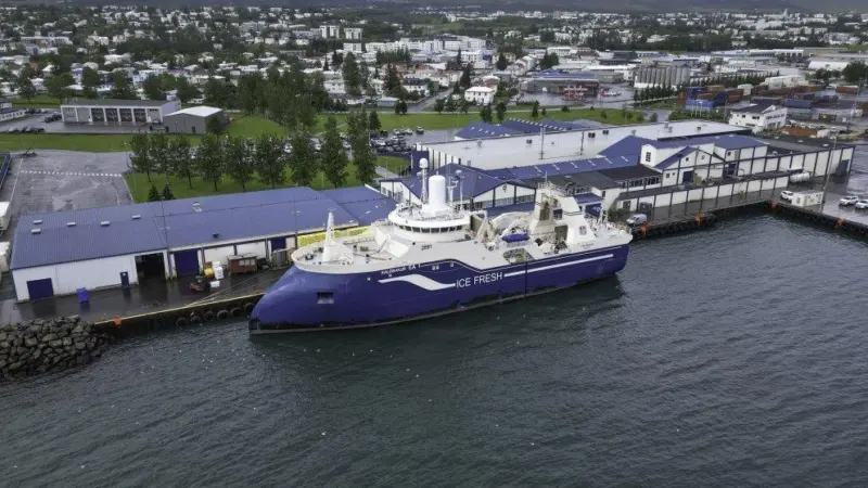 Kaldbakur EA 1 and Samherji's production plant in Akureyri