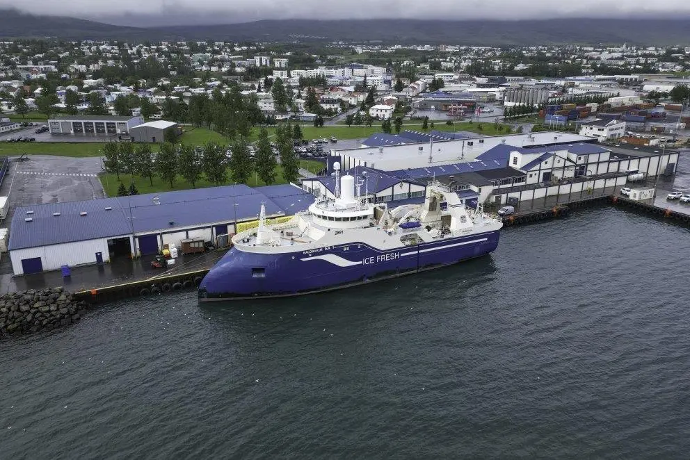 Kaldbakur EA 1 and Samherji's production plant in Akureyri