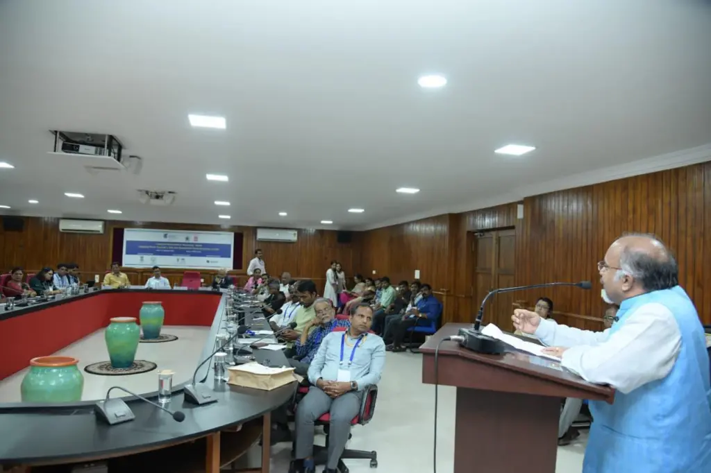 Members of CMFRI and stakeholders discussing traditional knowledge