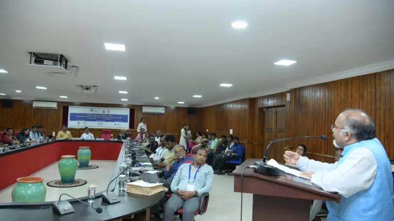 Members of CMFRI and stakeholders discussing traditional knowledge