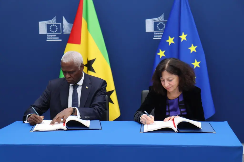 Ambassador José Cassandra of São Tomé and Príncipe and Charlina Vitcheva, Director-General for Maritime Affairs and Fisheries sign the new protocol implementing the fishery partnership agreement for the period 2025-2029