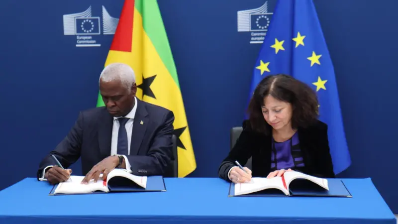 Ambassador José Cassandra of São Tomé and Príncipe and Charlina Vitcheva, Director-General for Maritime Affairs and Fisheries sign the new protocol implementing the fishery partnership agreement for the period 2025-2029