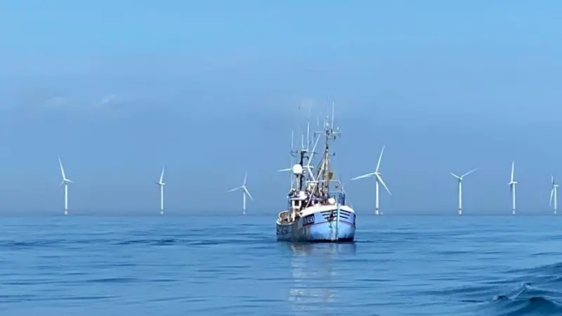 Fishing-vessel-and-wind-turbines