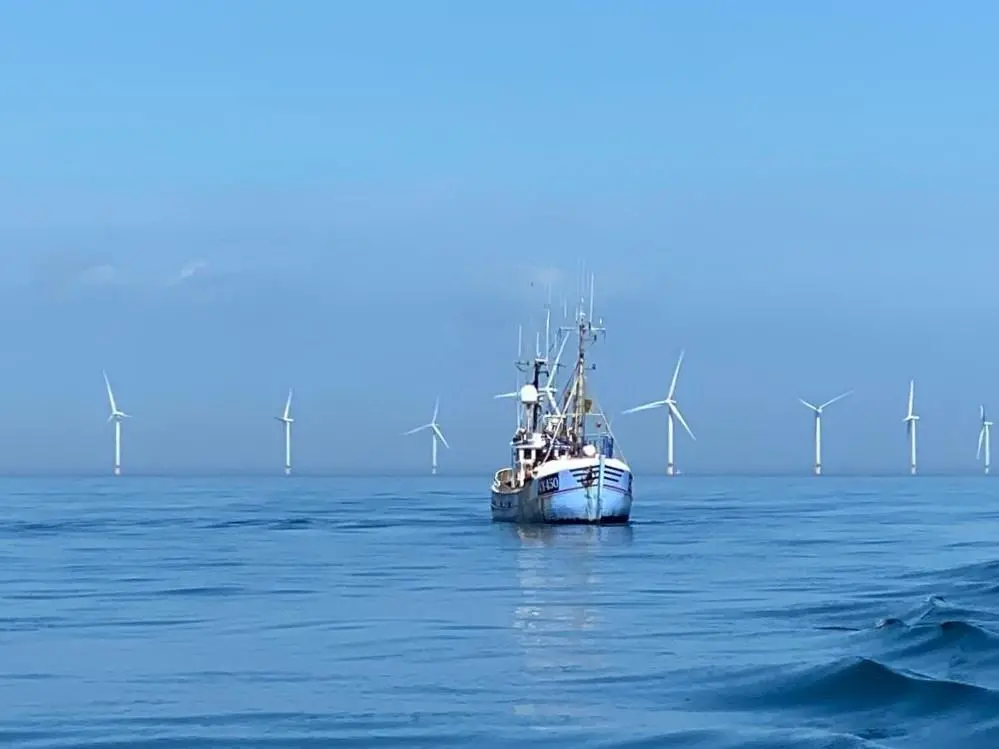 Fishing-vessel-and-wind-turbines