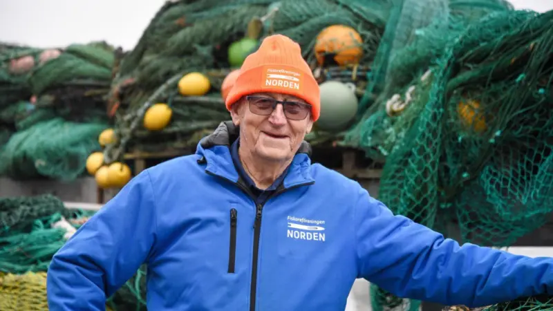 Sixte-Soderberg-in-front-of-traditional-nets